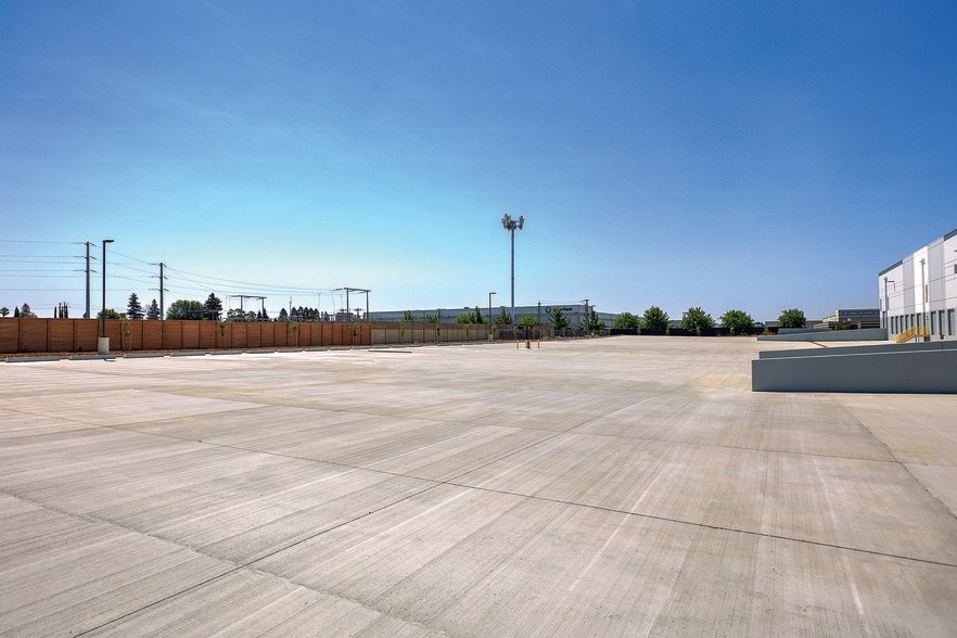 More Photos Of 2975 Ramco St, West Sacramento Distribution For Lease