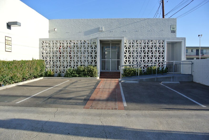 More Photos Of 1000 Seward St, Los Angeles Office For Sale