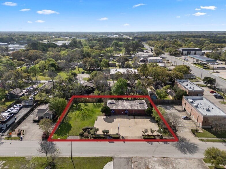More Photos Of 125 E Galveston St, League City Freestanding For Sale