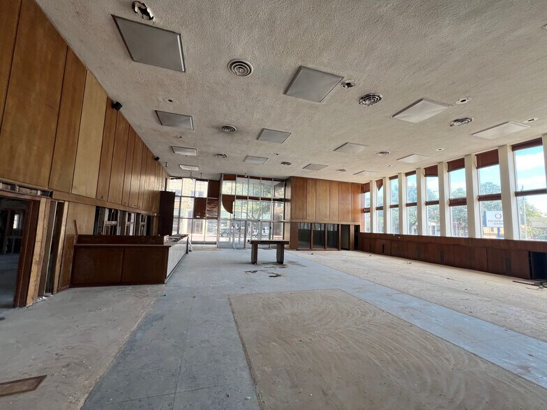 More Photos Of 100 N Main St, Corsicana Office Residential For Sale