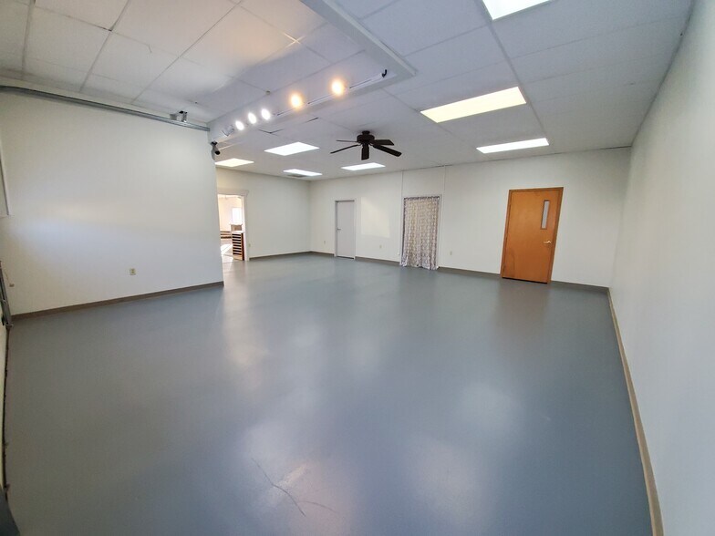 More Photos Of 1804 N Towanda Barnes Rd, Bloomington Flex For Lease