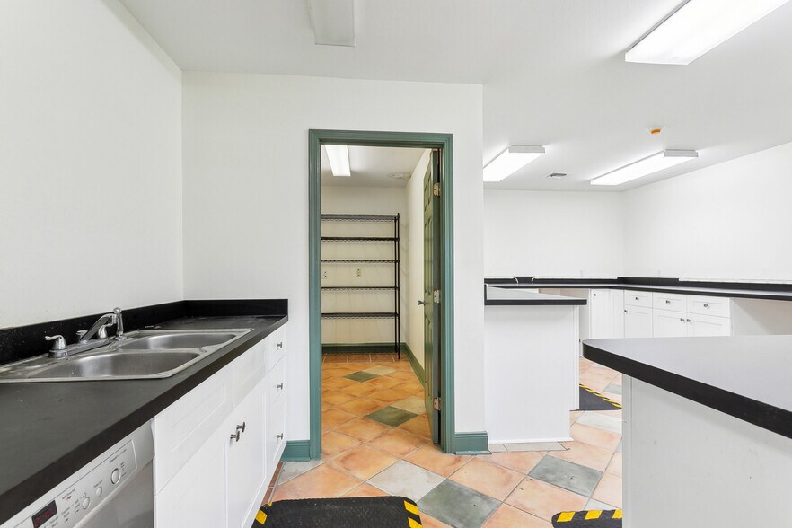 More Photos Of 2916 S Lake Blvd, Violet Office For Sale