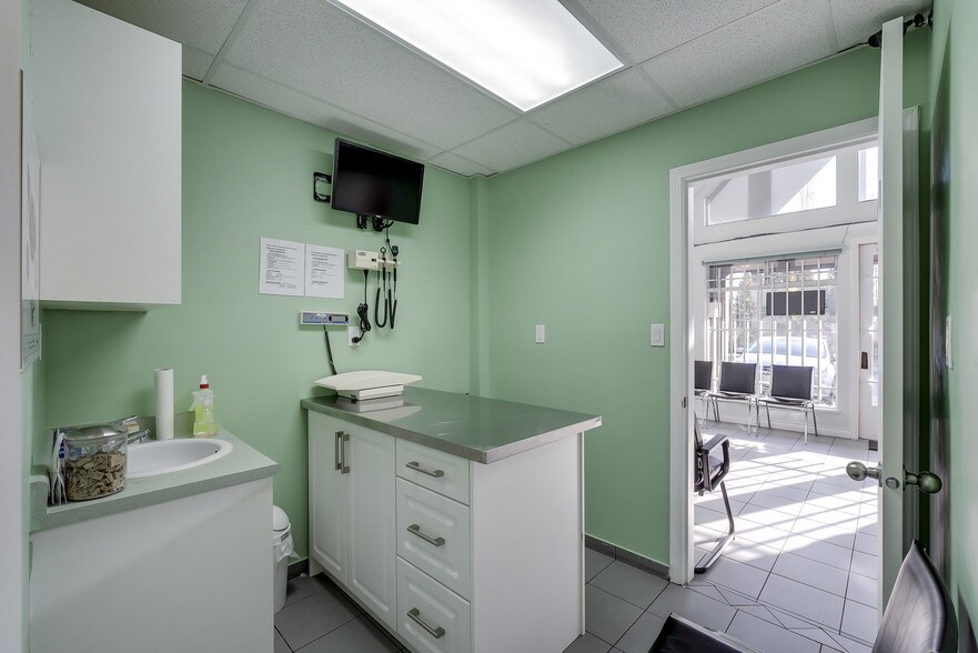 More Photos Of 3711-3763 Delbrook Ave, North Vancouver General Retail For Lease
