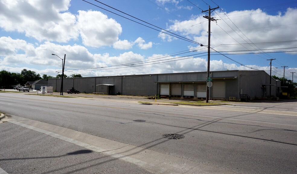More Photos Of 601 W 2nd St, Taylor Warehouse For Lease