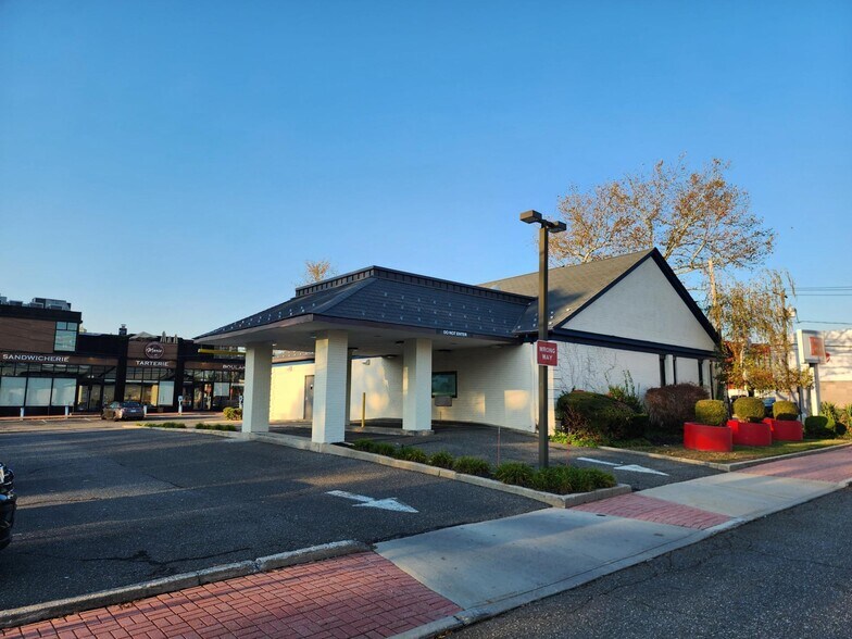 More Photos Of 540 Middle Neck Rd, Great Neck Bank For Lease