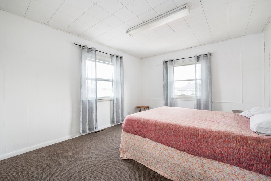 More Photos Of 614 E Streeter Ave, Muncie Office For Sale