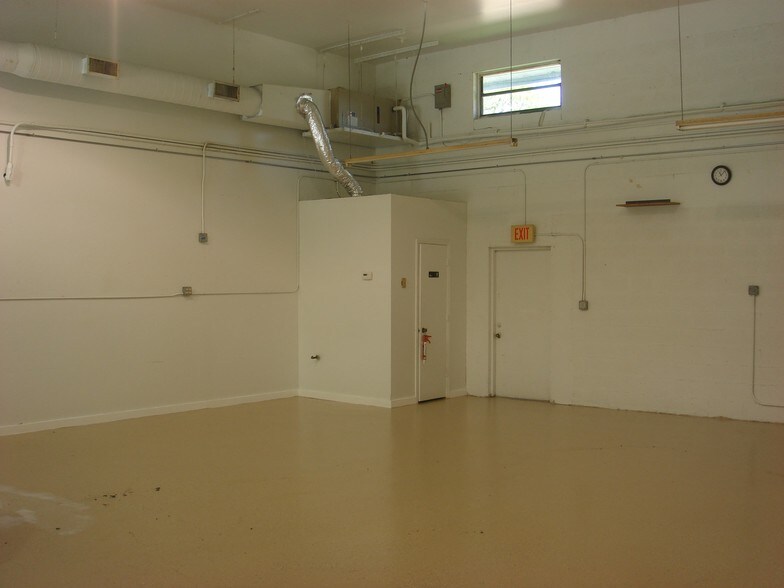 More Photos Of 920-936 36th Ct SW, Vero Beach Warehouse For Lease