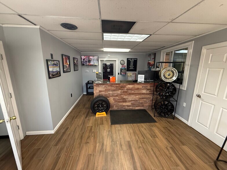 More Photos Of 538 Vischer Ferry Rd, Clifton Park Auto Repair For Lease