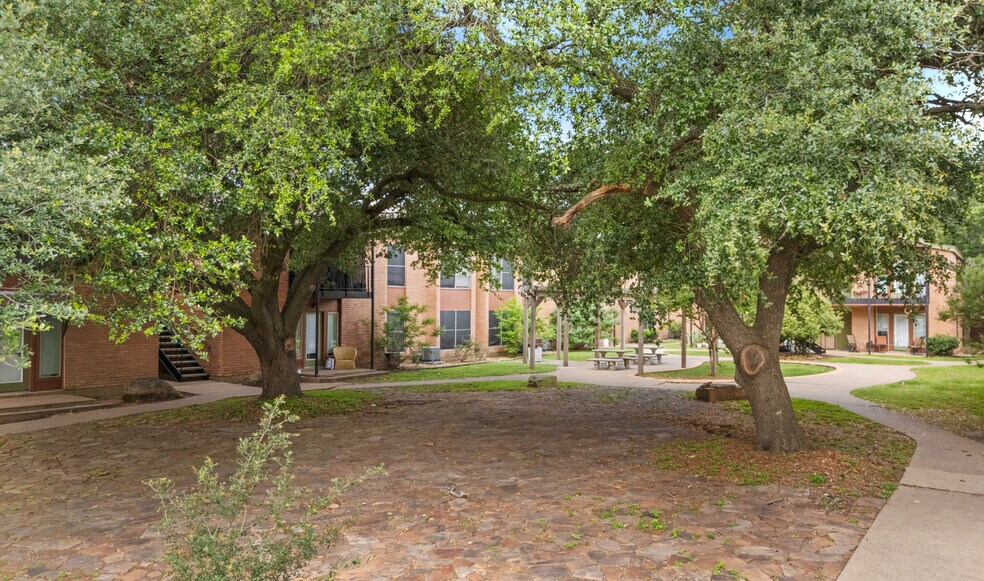 More Photos Of 611 S Ennis St, Bryan Apartments For Sale
