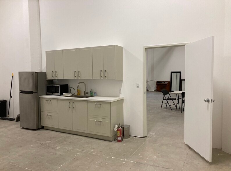 More Photos Of 405 Towne Ave, Los Angeles Showroom For Sale