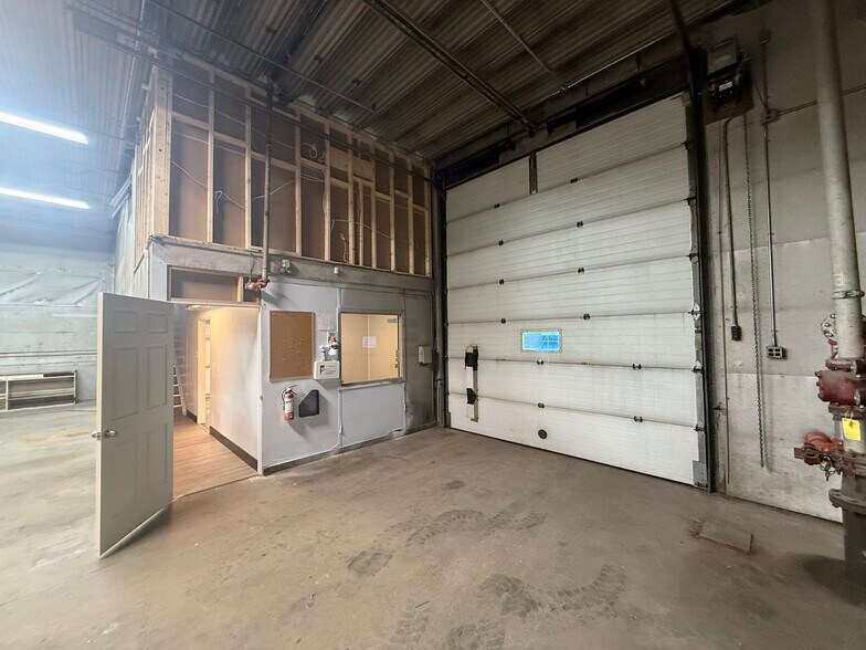 More Photos Of 426 10 St N, Lethbridge Warehouse For Sale