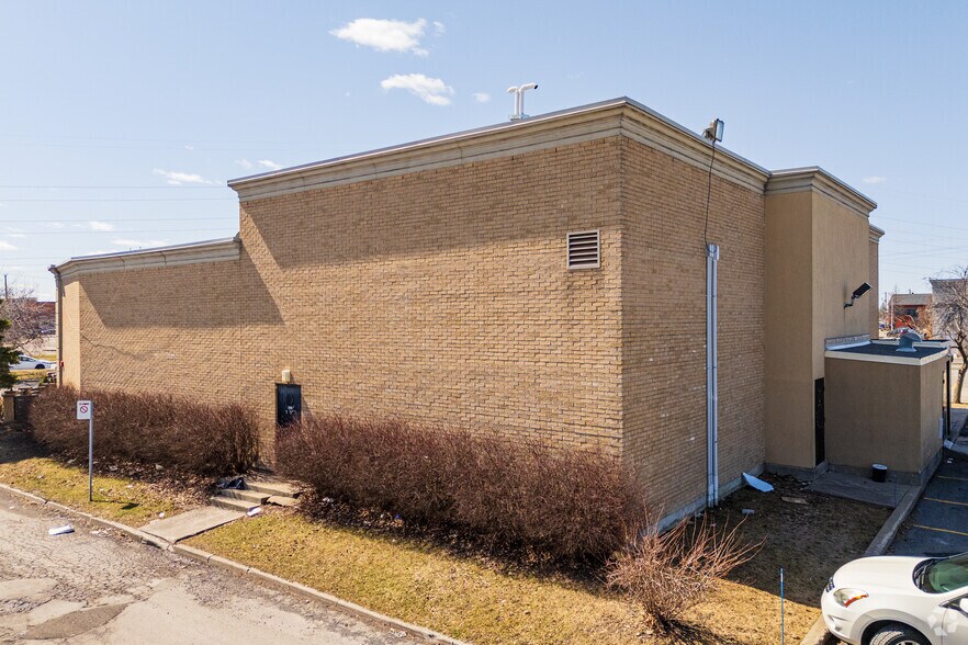 More Photos Of 1165 Rue Volta, Boucherville Restaurant For Lease