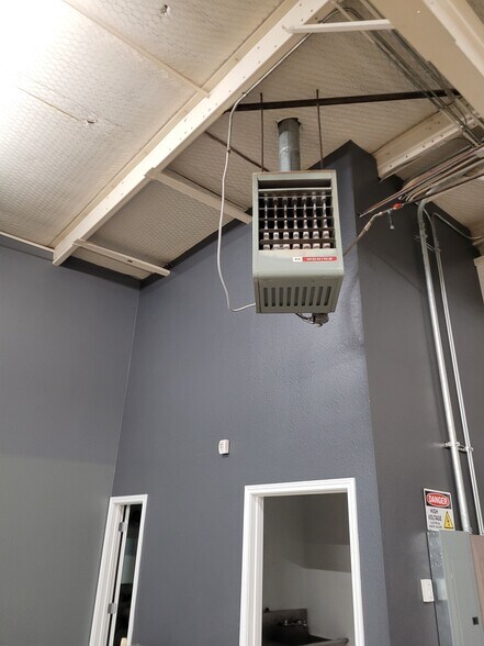 More Photos Of 2006 50th St, Lubbock Flex For Lease