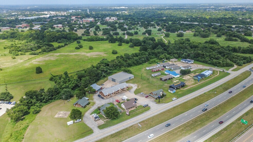 More Photos Of 1608 Highway 290 W, Brenham Showroom For Lease