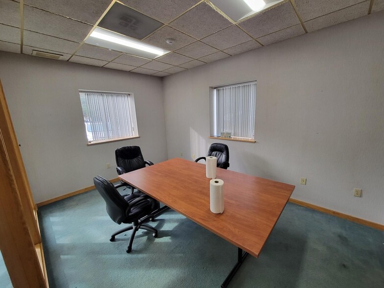 More Photos Of 80 Turnpike Rd, Chelmsford Warehouse For Lease