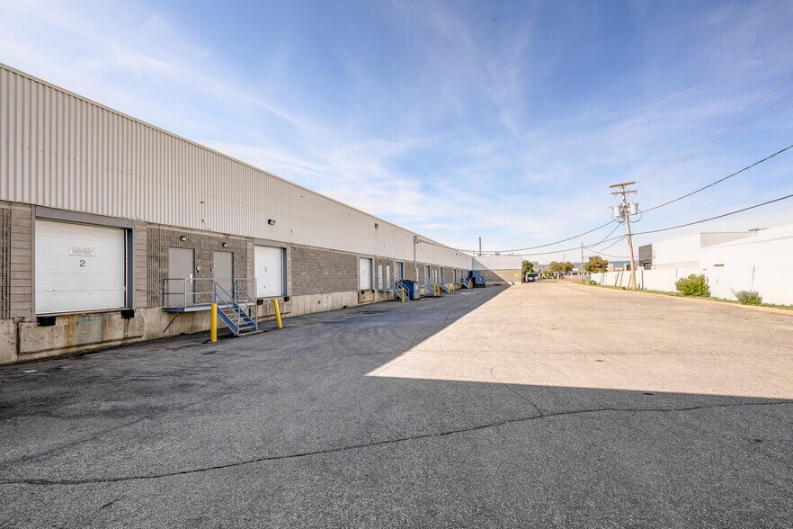 More Photos Of 3505-3541 Boul Le Corbusier, Laval Warehouse For Lease