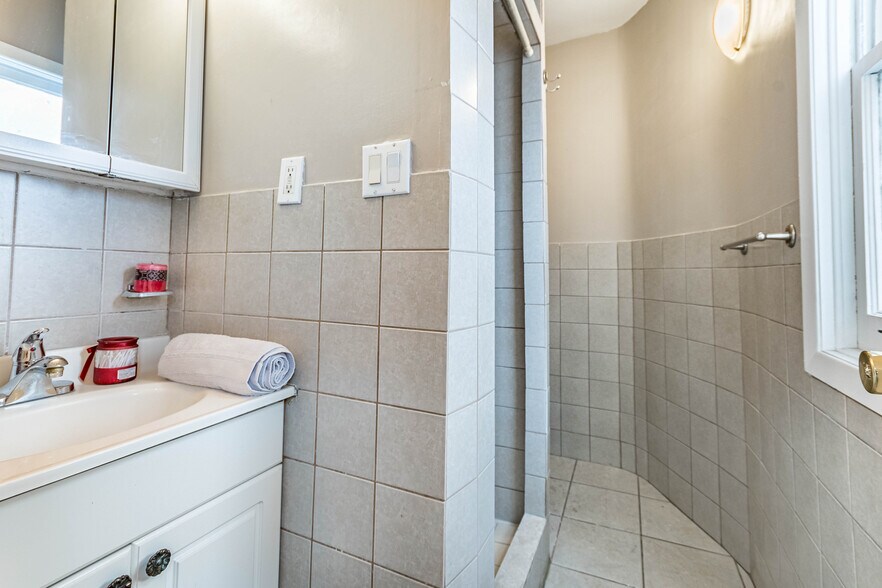More Photos Of 740 Lansdowne Av, Toronto Multifamily For Sale