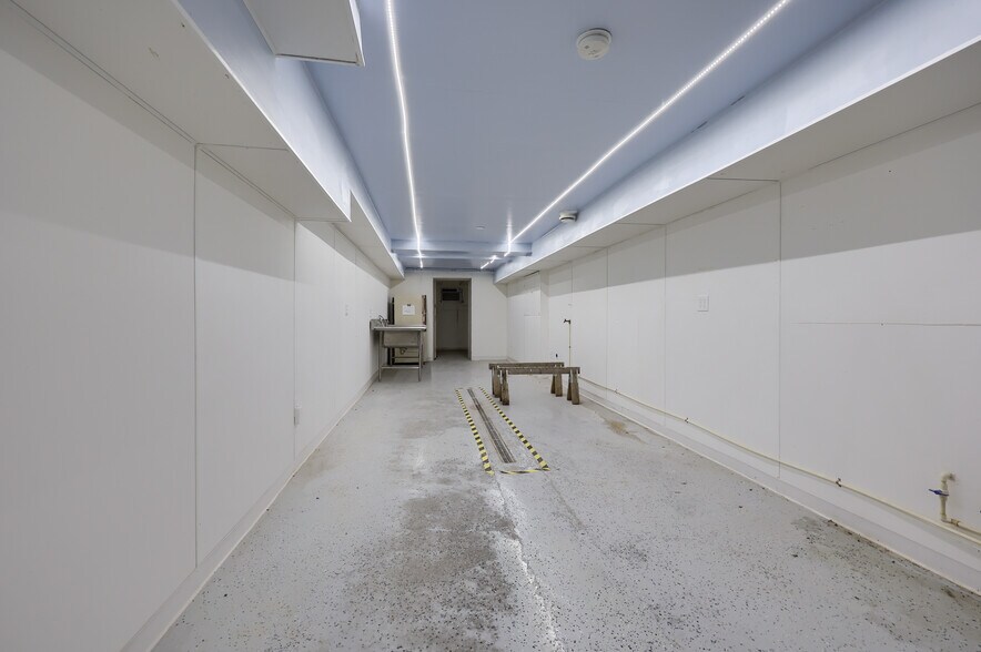 More Photos Of 157 E Broadway, Red Lion Restaurant For Sale