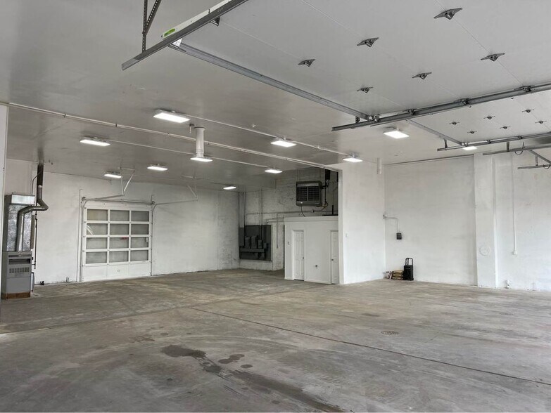 More Photos Of 210 Chestnut St, Sterling Showroom For Lease