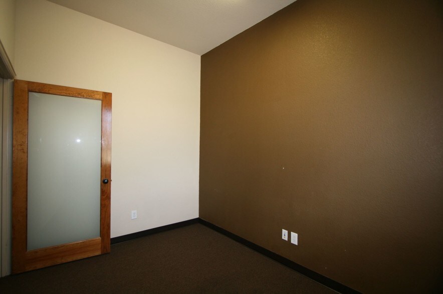 More Photos Of 200 S 14th St, Midlothian Medical For Sale
