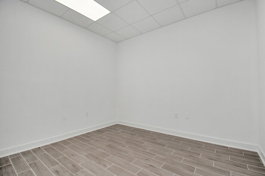 More Photos Of 12425 W Airport Blvd, Sugar Land Flex For Sale