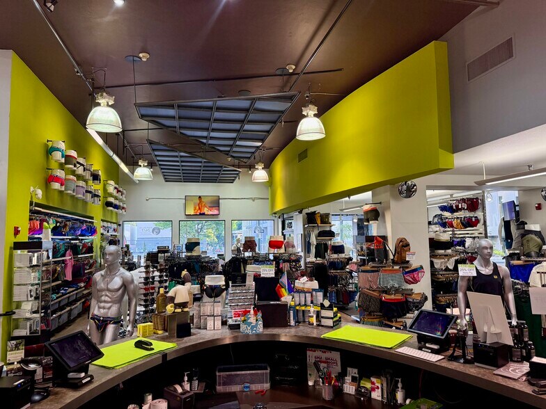 More Photos Of 800 SW Washington St, Portland Office For Lease