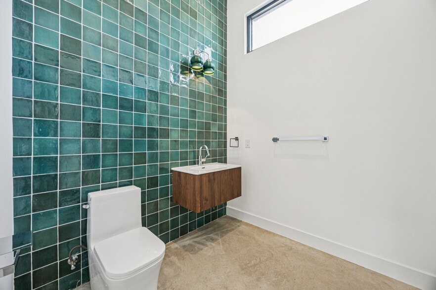 More Photos Of 446 Tyler St, Dallas Office For Sale