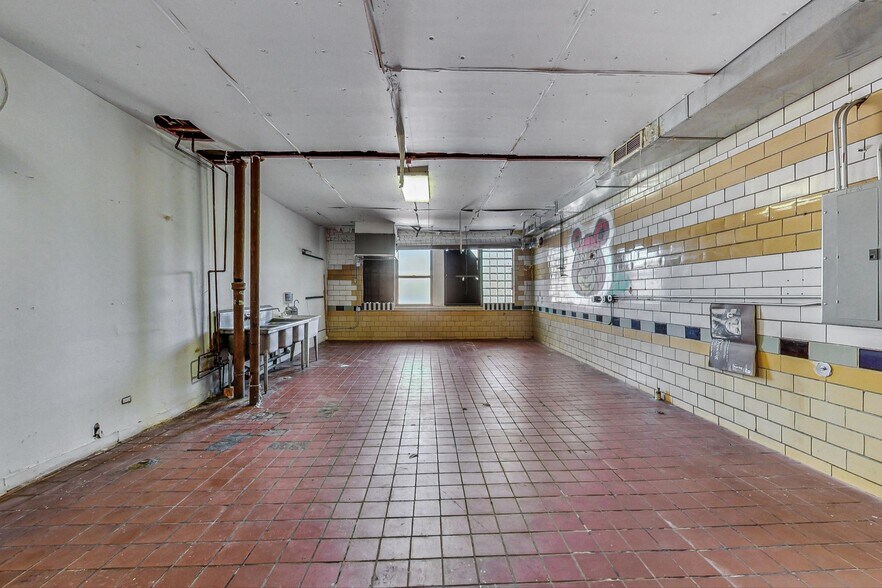 More Photos Of 3693-3705 W Grand Ave, Chicago Warehouse For Sale