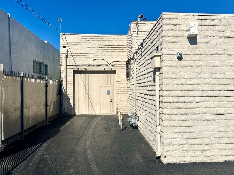 More Photos Of 20611 Plummer St, Chatsworth Warehouse For Lease