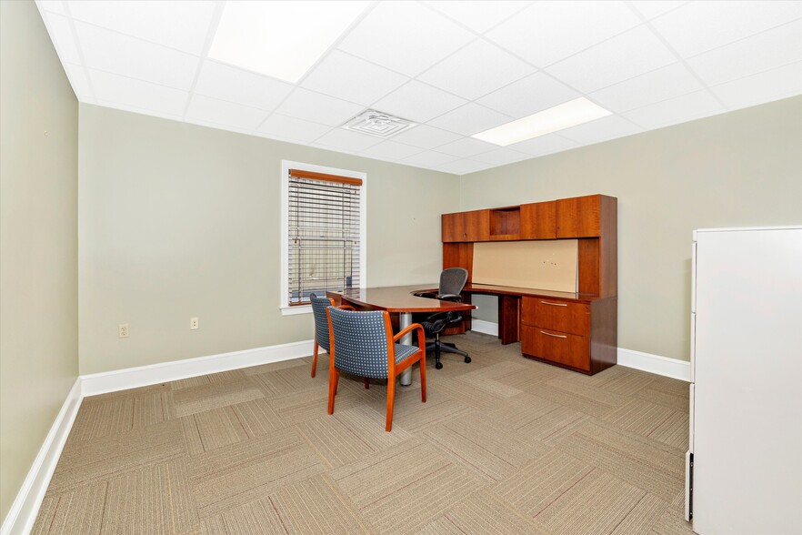 More Photos Of 925 N East St, Frederick Bank For Lease