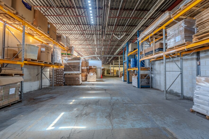 More Photos Of 8600 Pl Upton, Montréal Warehouse For Sale