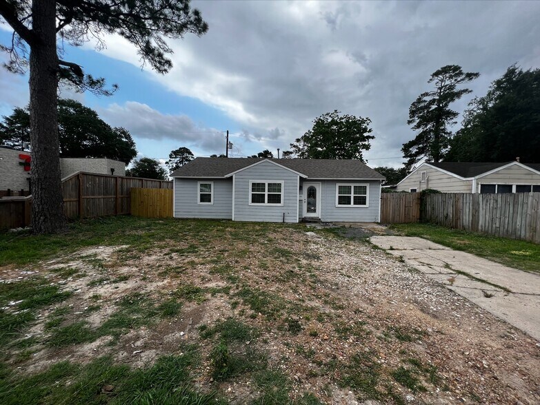 Primary Photo Of 7419 Long Point Rd, Houston Specialty For Sale