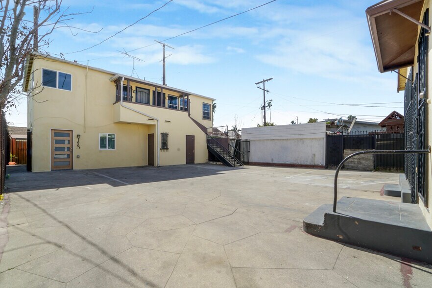 More Photos Of 162 W 65th St, Los Angeles Multifamily For Sale