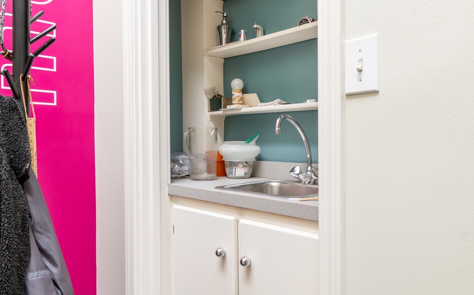 More Photos Of 8101 Warwick Ave, Louisville Office For Sale