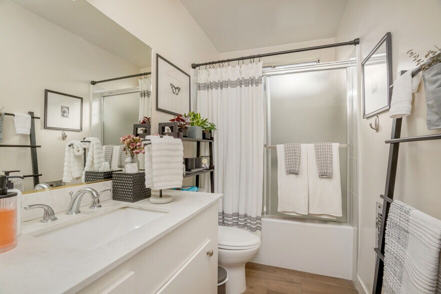 More Photos Of 11725 Gilmore St, North Hollywood Apartments For Sale