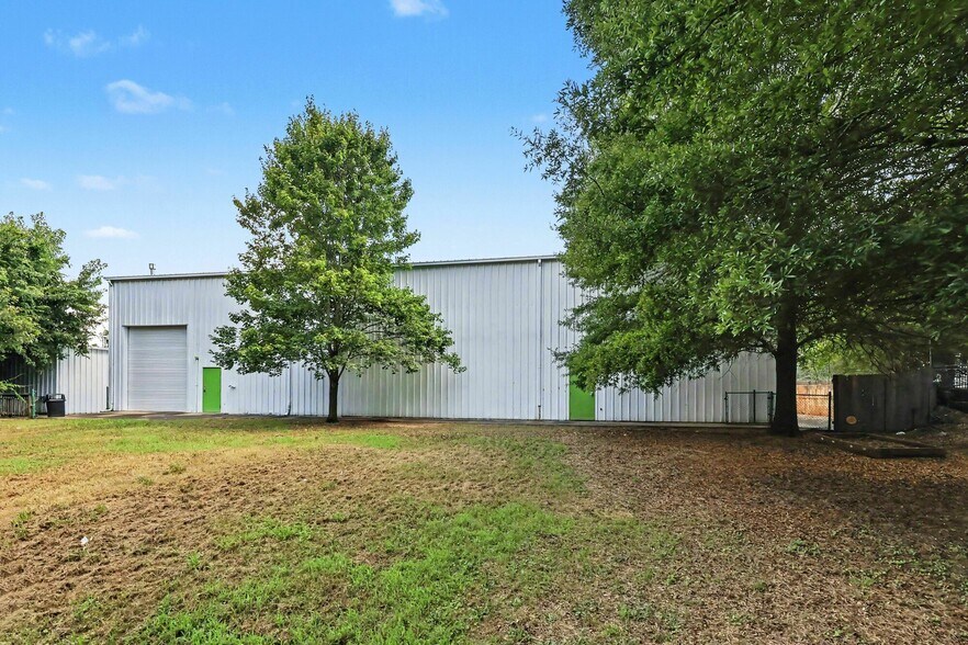 More Photos Of 1445 Cleveland Ave, East Point Showroom For Sale