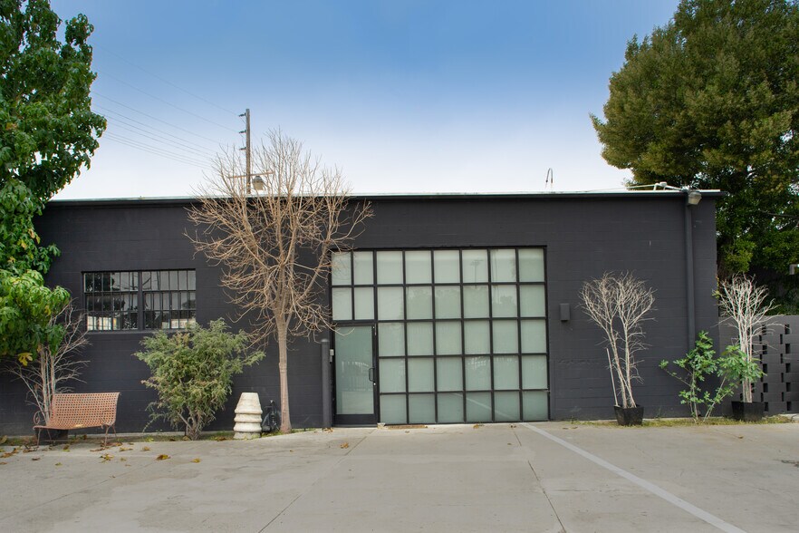 More Photos Of 3641-3645 10th Ave, Los Angeles Showroom For Lease