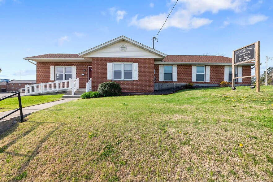 More Photos Of 407 W Saint Joseph St, Perryville Office For Sale