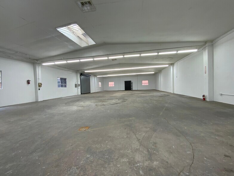 More Photos Of 149 W 31st St, Los Angeles Warehouse For Lease