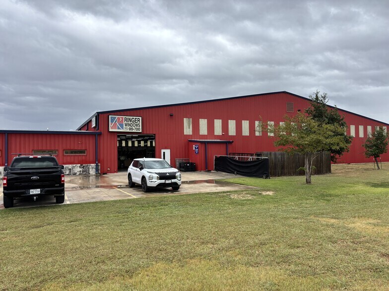 More Photos Of 205 Mustang Cv, Taylor Warehouse For Sale