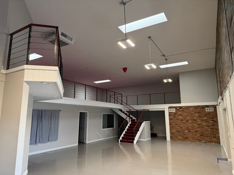 More Photos Of 10729 N 19th Ave, Phoenix Warehouse For Lease