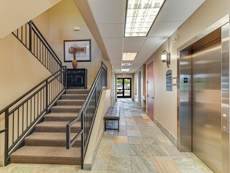 More Photos Of 2806 Flintrock Trace, Lakeway Loft Creative Space For Sale