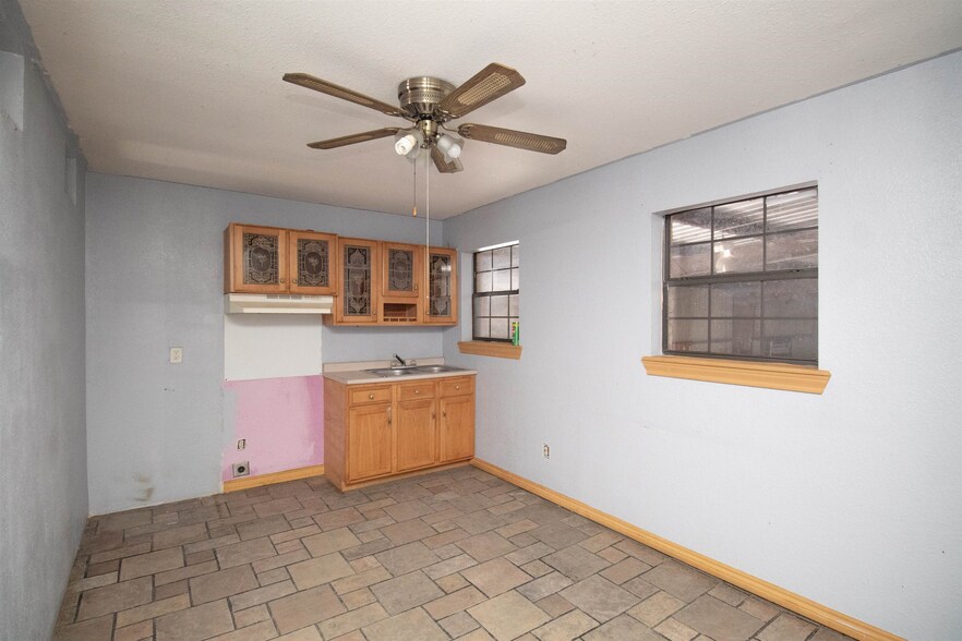 More Photos Of 5103 US Highway 59, Laredo Warehouse For Sale