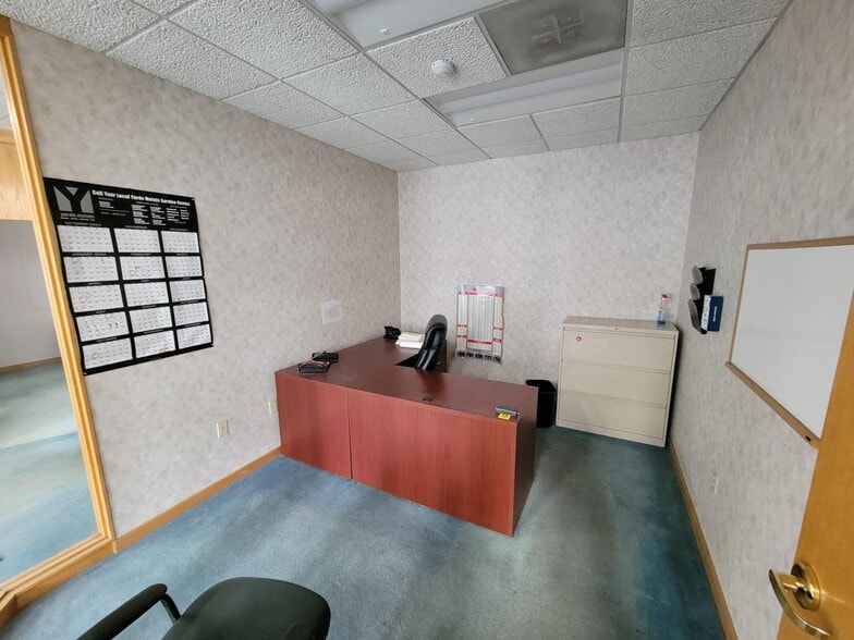 More Photos Of 80 Turnpike Rd, Chelmsford Warehouse For Lease