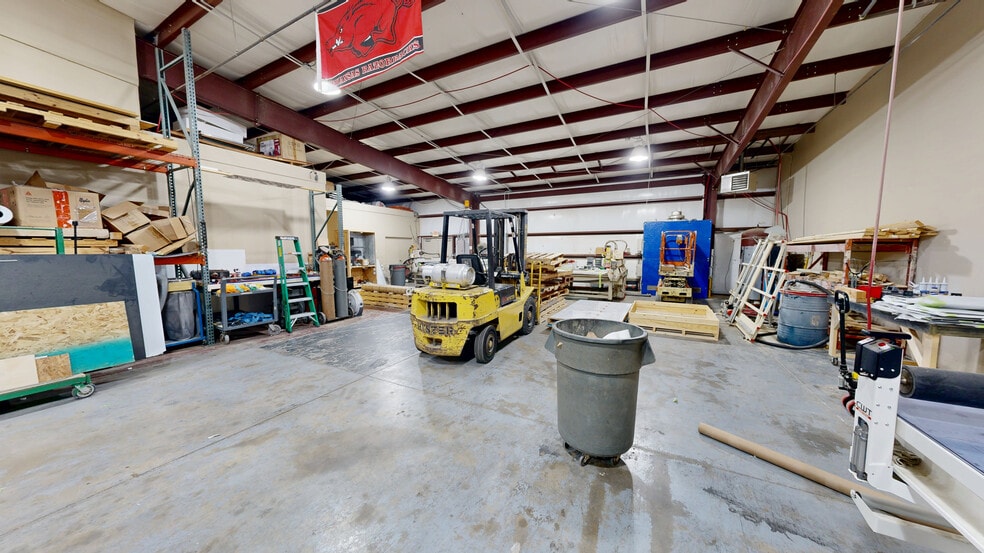 More Photos Of 1721 Acorn Dr, Rogers Warehouse For Lease