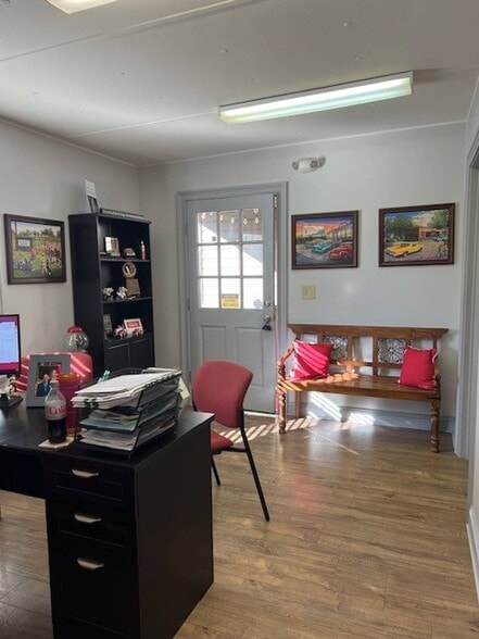More Photos Of 1747-1749 Oxmoor Rd, Birmingham Office For Sale