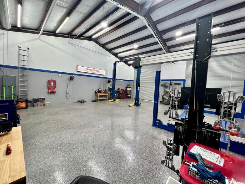 More Photos Of 1308 N Frazier St, Conroe Service For Sale