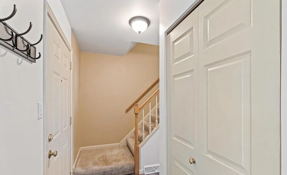More Photos Of 585 Westbrooke Dr, Elizabethtown Specialty For Sale