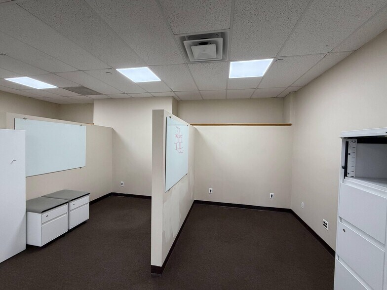 More Photos Of 80 Skyline Dr, Plainview Research And Development For Lease
