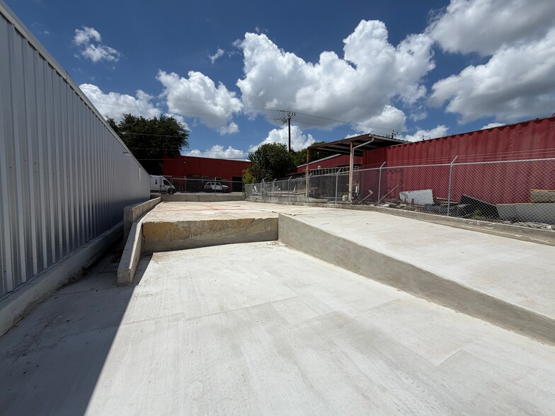 More Photos Of 118-122 W Turbo Dr, San Antonio Warehouse For Lease